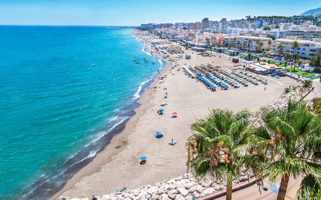Costa del Sol, Kompletní průvodce rájem na jihu Španělska 2 FOTO DE LA PLAYA CARIHUELA EN TORREMOLINOS A LA IZQUIERDA SE VE EL MA Y A LA DERECHA LA PLAYA DORADA Y LOS EDIFICIOS