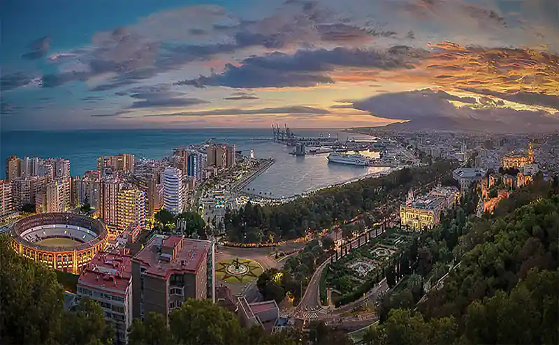 Costa del Sol, Kompletní průvodce rájem na jihu Španělska 1 Malaga ciudad foto aerea con vista a la arena el puerto deportivo la catedral y la ciudad por la tarde noche