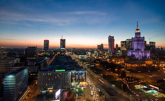 Krásné varšavské panorama za soumraku představuje moderní architekturu a zářivá světla města.