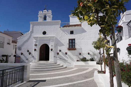 Krásná bílá fasáda kostela ve slunném Mijas, Španělsko, představuje klasickou architekturu.