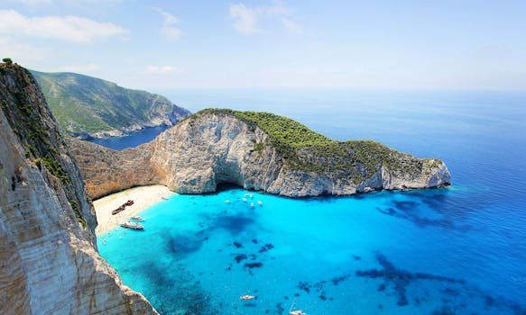 Ohromující letecký pohled na pláž Navagio na řeckém Zakynthosu s tyrkysovou vodou a potopenou lodí.