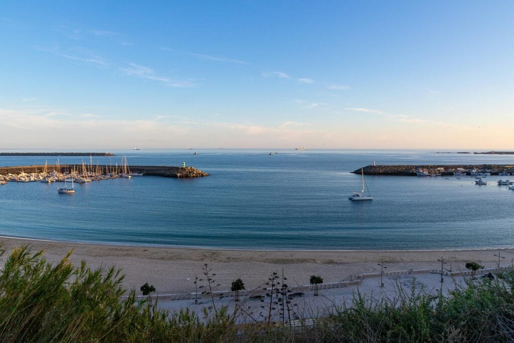 Pláž Galapinhos | Co dělat a vidět na této perle Portugalska 1 Peaceful coastal scene of Sines Marina and beach at sunrise in Portugal.