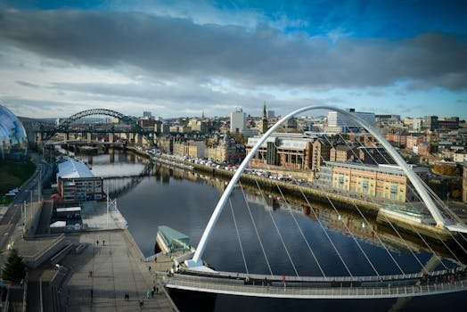Ohromující letecký pohled na mosty přes řeku Tyne v Newcastlu, zachycující městskou architekturu a živé panorama.
