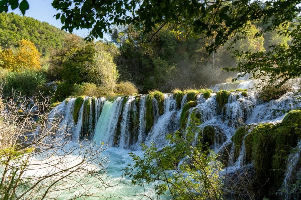 Chorvatsko, průvodce balkánským klenotem Jaderského moře 2 Spectacular waterfalls flowing through lush greenery at Krka National Park, Croatia.
