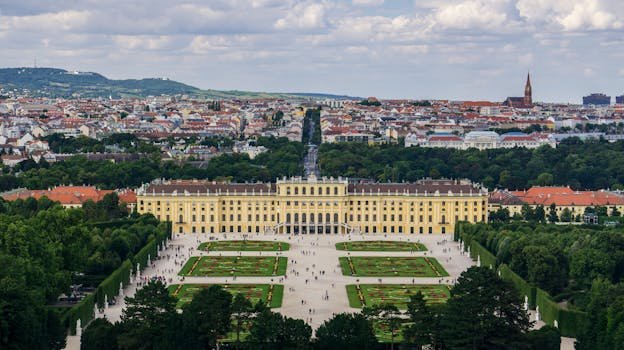 Malebný letecký snímek zámku Schönbrunn a zahrad ve Vídni, Rakousko.