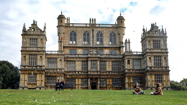 Wollaton Hall, slavné alžbětinské sídlo v Nottinghamu, kde si lidé užívají park