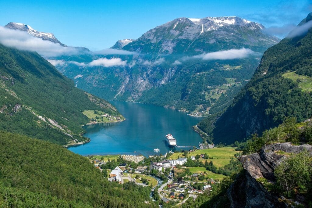 Norské fjordy | Nejúchvatnější místa v Severní Evropě 2 mountains, valley, river, cruise, town, village, nature, geiranger, geirangerfjord, fjord, norway, scandinavia, village, village, geirangerfjord, norway, norway, norway, norway, norway