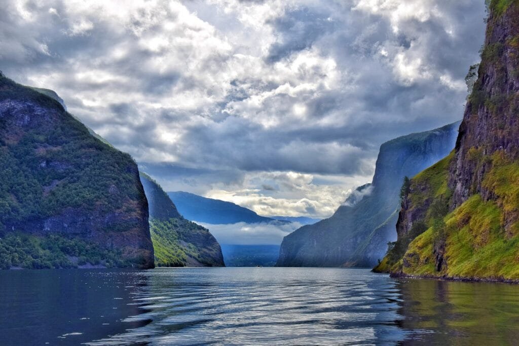 Norské fjordy | Nejúchvatnější místa v Severní Evropě 6 sognefjord, fjord, norway, nature, water, mountains, sky, travel, reflection, gull, mirroring, blue mirror, sognefjord, sognefjord, sognefjord, sognefjord, sognefjord