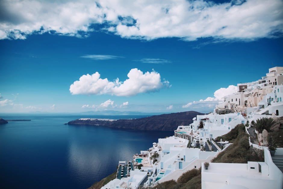Co vidět na Santorini | Památky, výhledy a bílé vesničky 1 Breathtaking panoramic view of Santorini's white-washed architecture against the deep blue sea.
