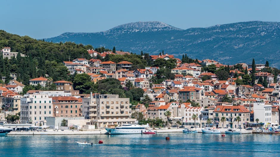 Split | Co dělat, vidět a zažít na dovolené v chorvatsku 3 A beautiful coastal town with red-roofed buildings and mountains in the background.