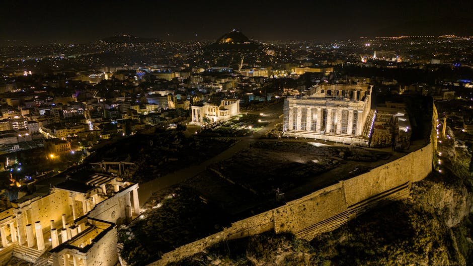 Atény | Nejlepší aktivity a zážitky ve městě bohů 3 Stunning aerial shot of the Acropolis illuminated at night, overlooking Athens.