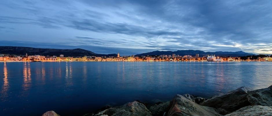 Split | Co dělat, vidět a zažít na dovolené v chorvatsku 1 Stunning twilight view of Split, Croatia with city lights reflecting on the Adriatic Sea.