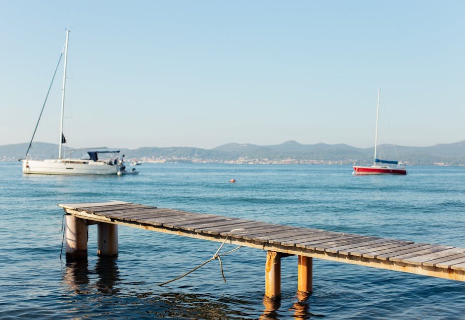 Zadar v Chorvatsku | Co dělat, kam jít a kde se najíst 3 Tranquil view of the sea and sailboats from a wooden pier in Zadar, Croatia.