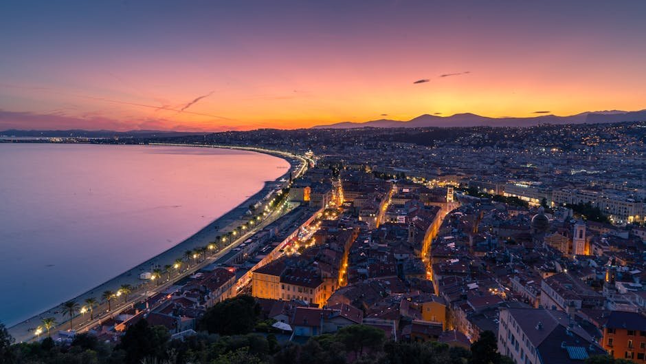 Francouzská riviéra | Co vidět a ochutnat v Provence u moře 2 Breathtaking sunset view over Nice, France, featuring the Mediterranean coastline and vibrant city lights.