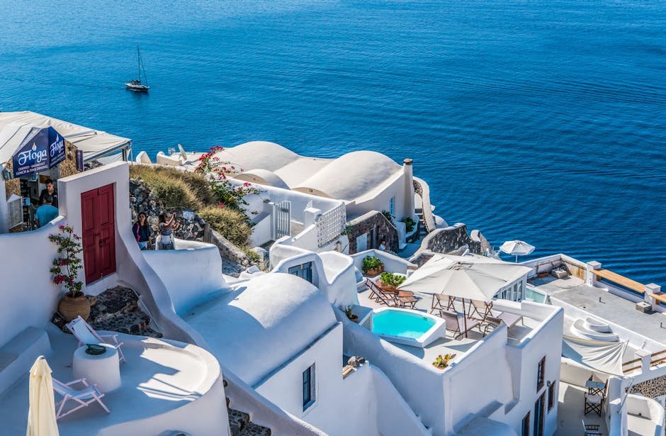 Co vidět na Santorini | Památky, výhledy a bílé vesničky 2 Whitewashed Santorini architecture overlooking the deep blue Aegean Sea.