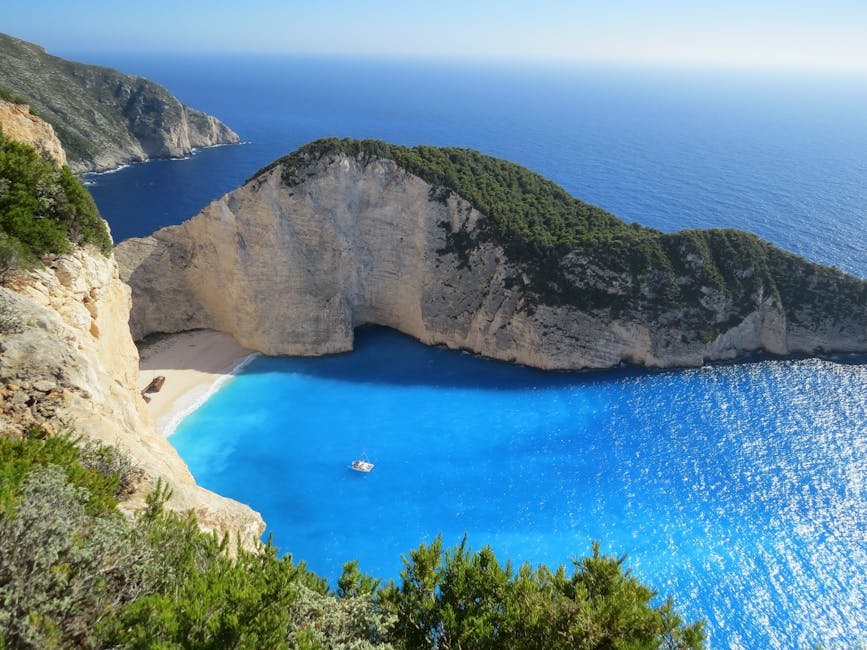 Zakynthos | Co dělat a vidět na oblíbeném řeckém ostrově 1 A breathtaking view of Navagio Beach with azure waters surrounded by cliffs in Greece.