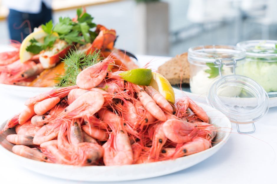 Mallorca | Dovolená v Bahia Principe Sunlight Coral Playa 3 Plate of shrimp and seafood garnished with lemon and herbs, perfect for a gourmet meal.