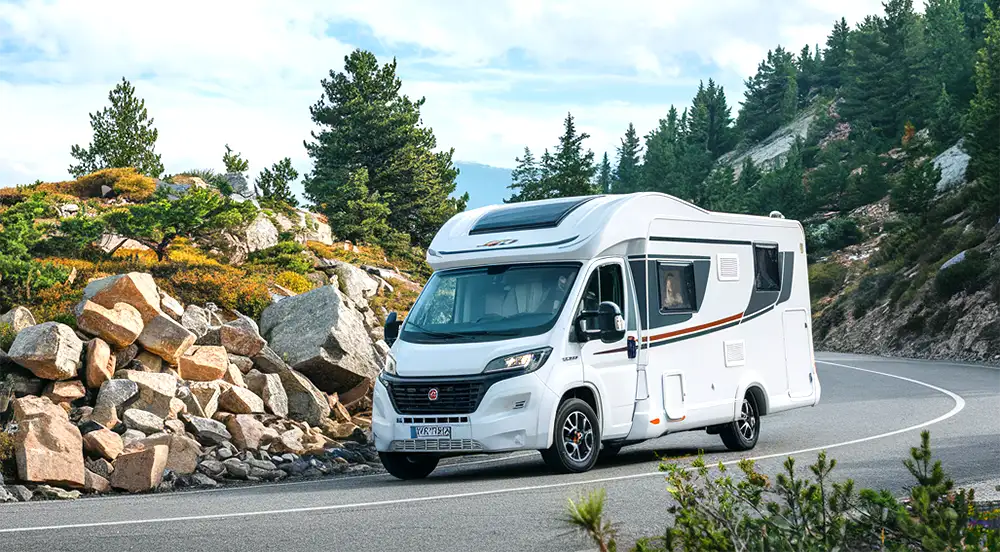 Karavaning | Cestování s obytným vozem nebo s karavanem 3 karavan na ceste v prirode