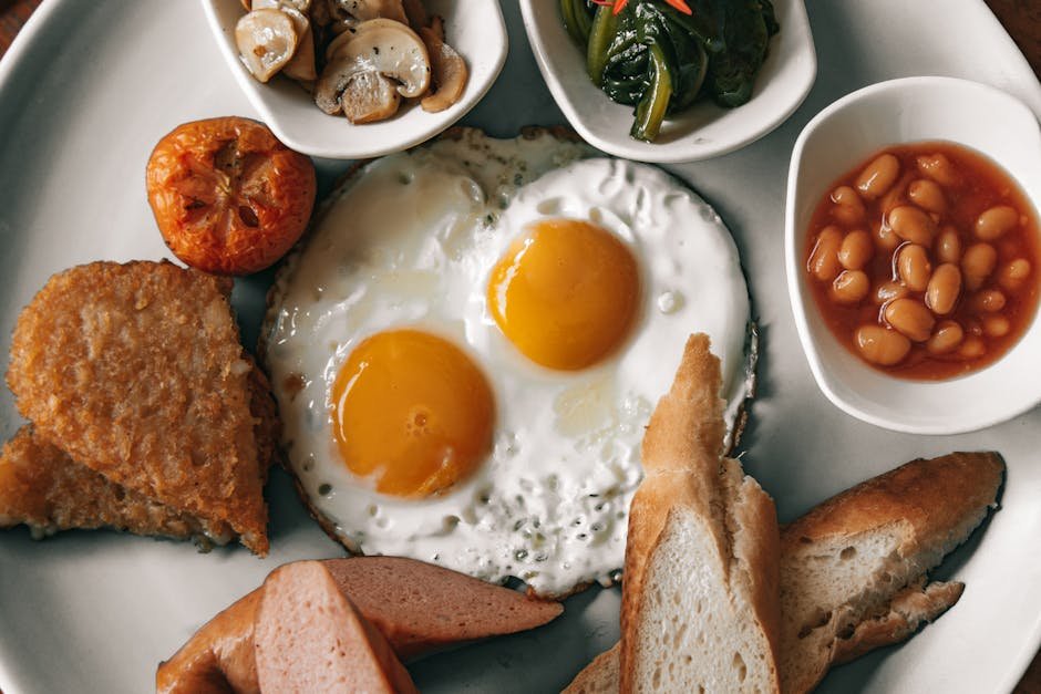 Liverpool | Nejlepší zážitky a atrakce města Beatles 2 Delicious full English breakfast with fried eggs, toast, and baked beans on a plate.