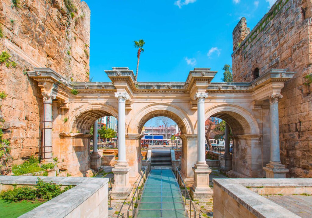 Co vidět a navštívit v Antalyi - Antalya - Travelianis.com 2 Hadriánova brána