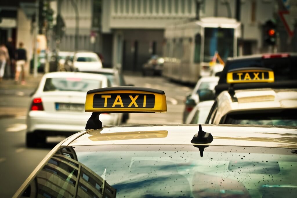 Aktivity v Bodrumu: co dělat a jak se bavit 18 taxi, automobile, road, ride, sign, traffic, taxi stand, yellow, driving a car, transport, people, means of transport, means of rail transport, city, urban, taxi, taxi, taxi, taxi, taxi