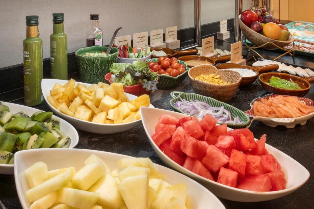 BUFET CON CUENCOS Y COMIDA