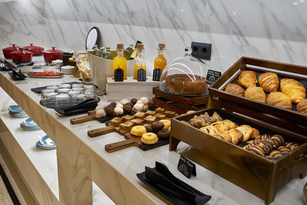 BUFET CON MENAJE Y COMIDA