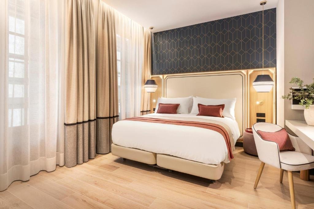 CAMA DOBLE Y CORTINAS