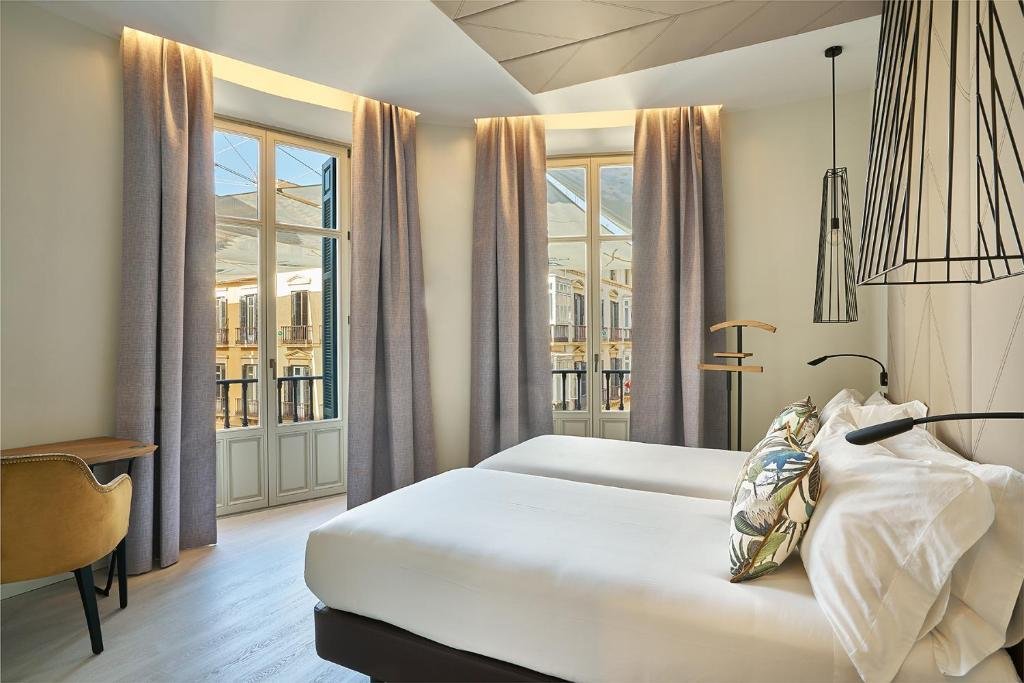 HABITACION CON CAMA GRANDE CORTINAS Y VENTANAS