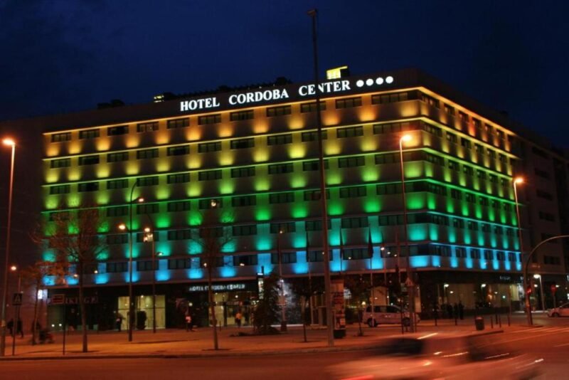 edificio de hotel Hotel Cordoba Center de noche