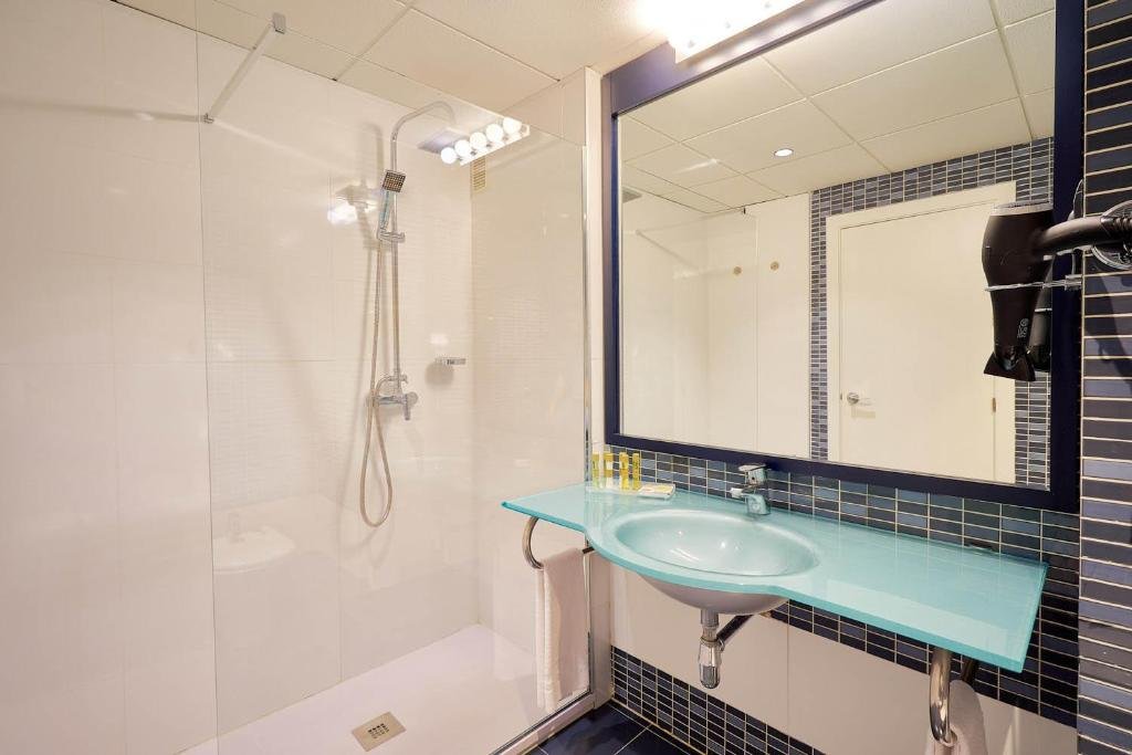cuarto de bano con espejo y ducha