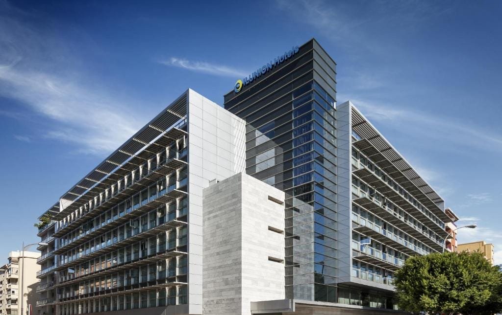 edificio de hotel ilunion malaga