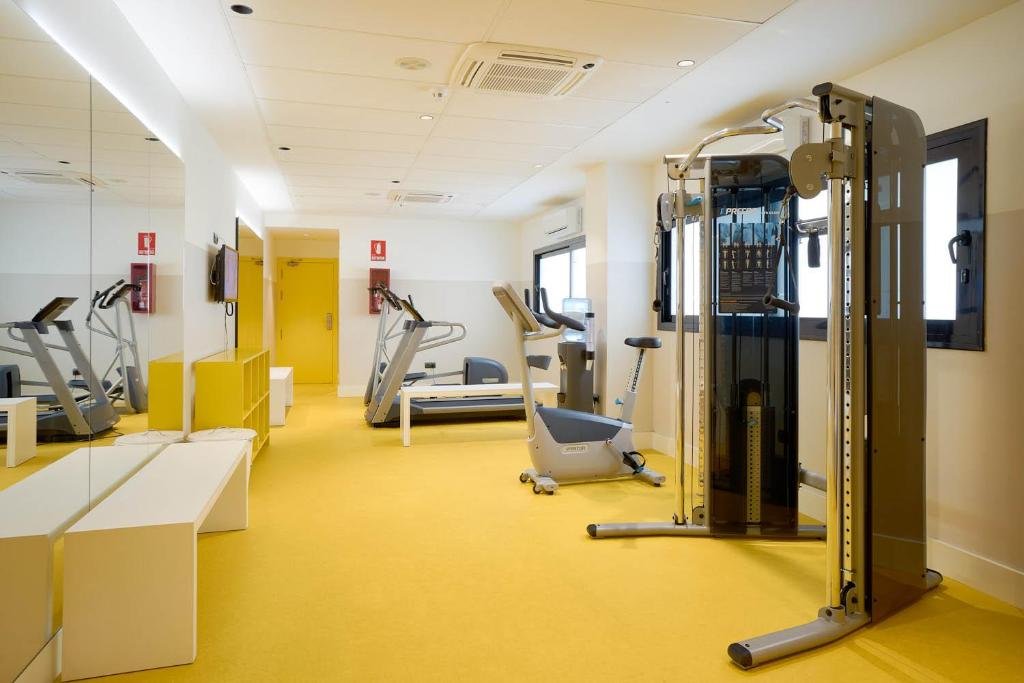 gimnasio con maquinas