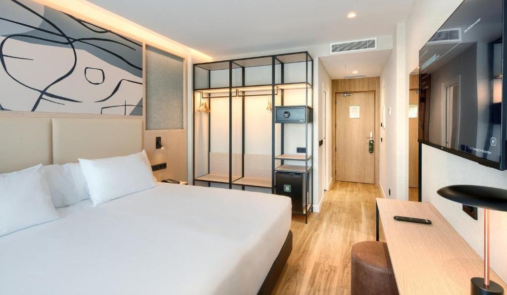habitacion con cama dobre y estanteria con trezor