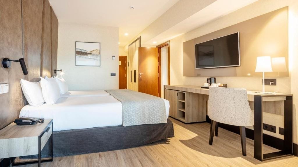 habitacion de hotel con cama grande y muebles