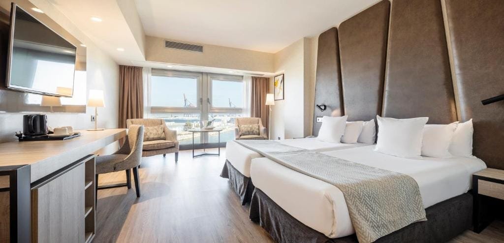habitacion de hotel con cama grande