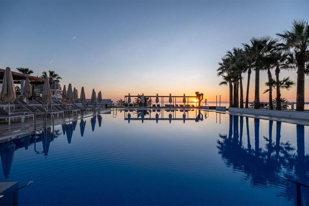 hotel estival torrequebrada piscina y vistas anocheser 2