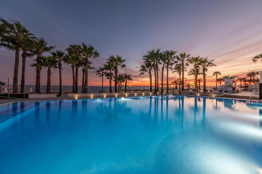 hotel estival torrequebrada piscina y vistas anocheser