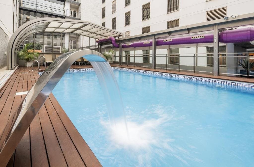 piscina con ducha en hotel