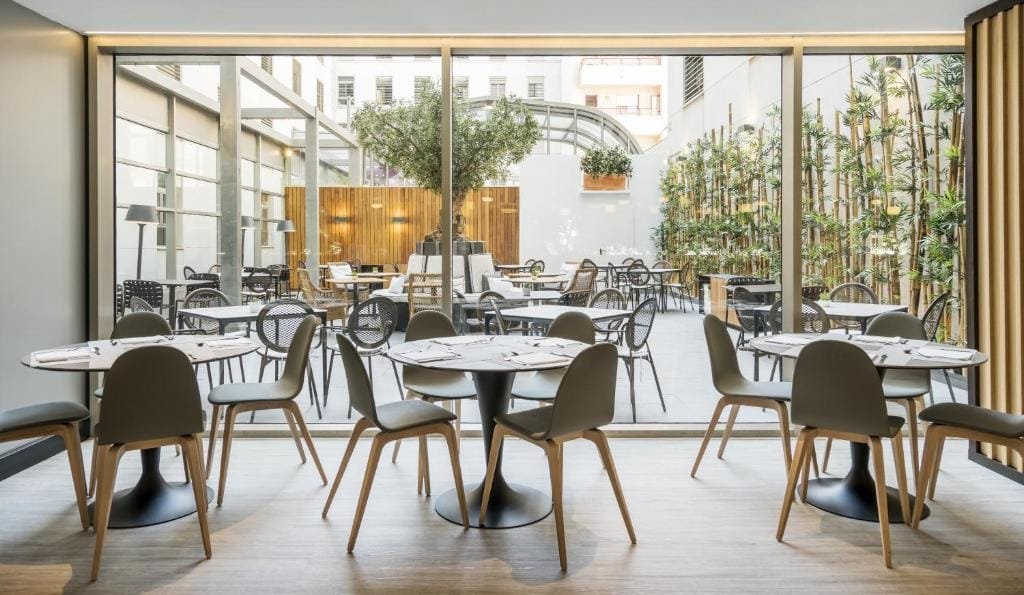 restaurante con mesas y sillas