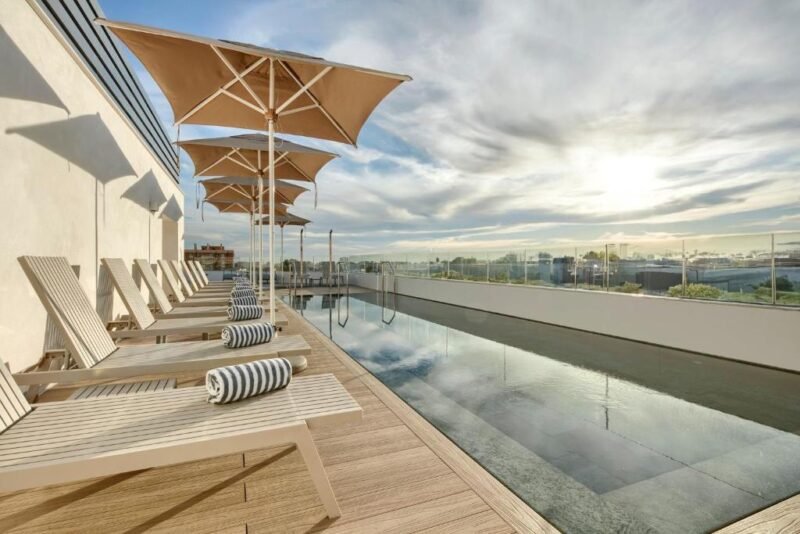 terraza con hamacas y sombrilla