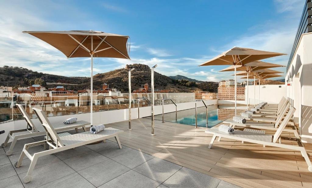 terraza con hamacas y sombrilla y vistas