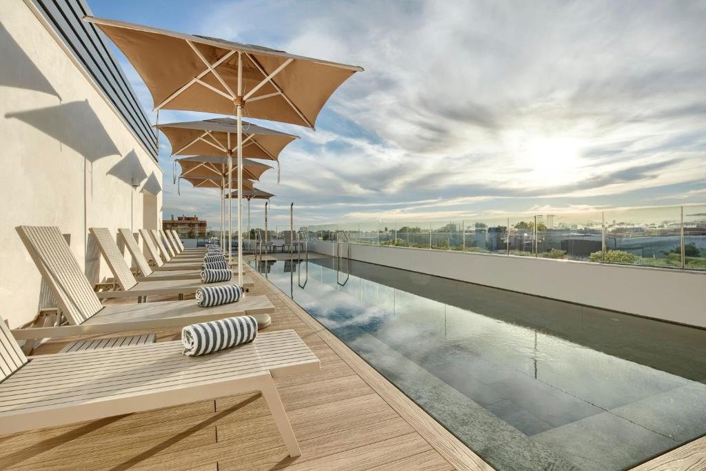 terraza con hamacas y sombrilla