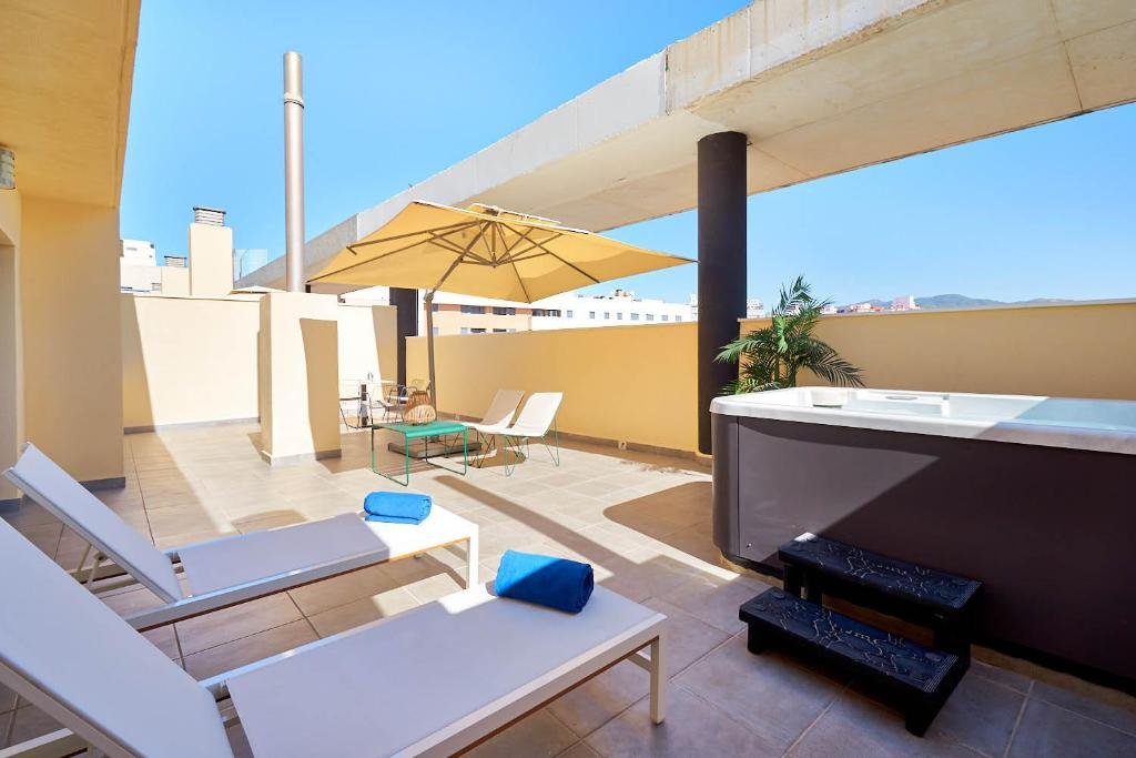terraza con muebles y sombrilla