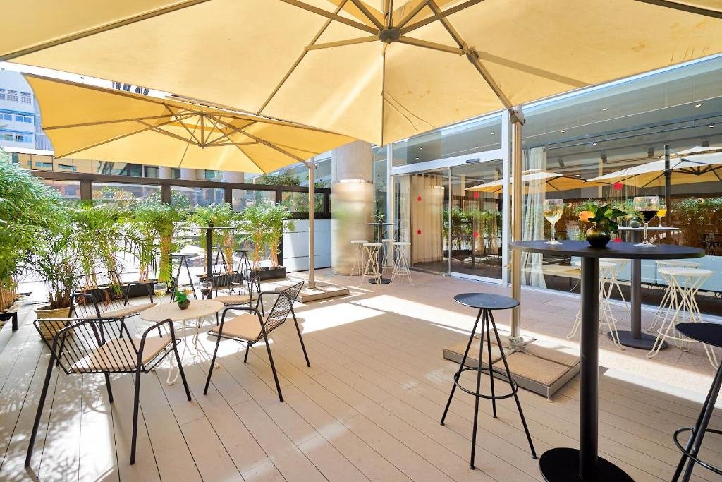 terraza con sillas y mesas