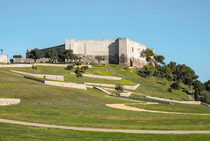 Malaga - Provincia | Dalla spiaggia alla montagna 5 gree cesped and building