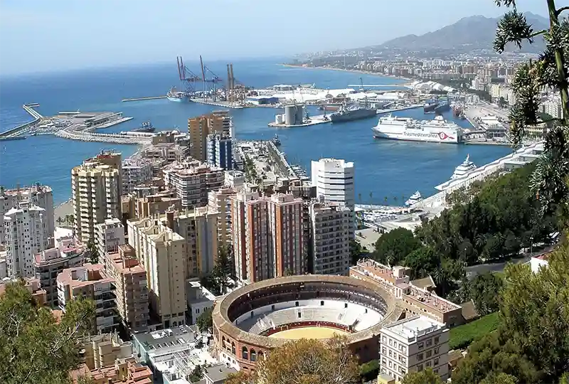 Málaga ciudad foto aerea diurna con vista a la arena y el puerto deportivo