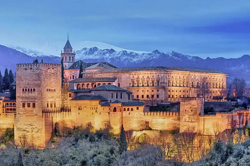 foto de la alhambra en la ciudad granada, foto hecha por la tarde noche