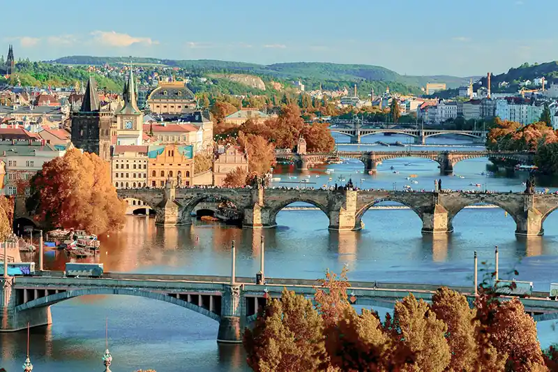 foto de la ciudad praga, vistas al rio y los puentes antiguos en el casco antiguo