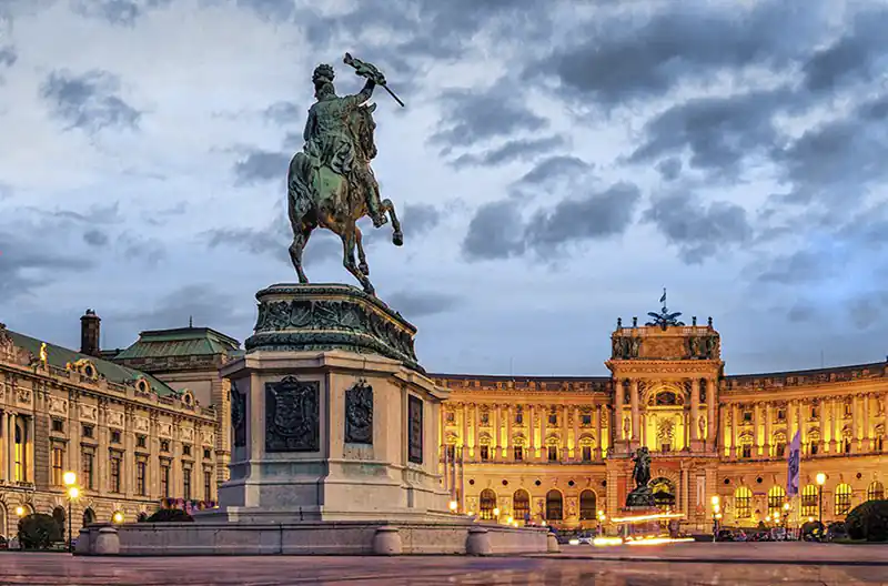 foto del monumento y estatua la casa de habsburgo en la ciudad de viena, austria